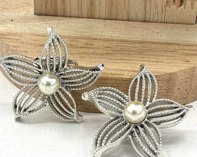 Vintage Sarah Coventry Silver Tone Openwork Flower Faux Pearl Clip On Earrings