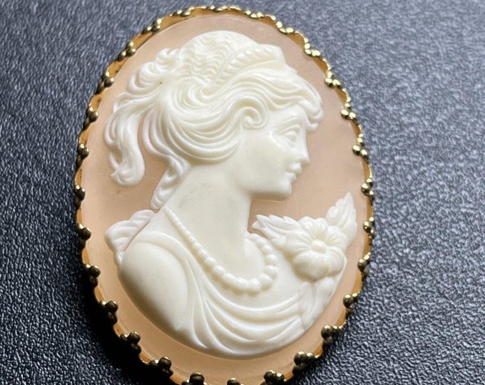Vintage Resin Ivory Cameo Scarf Clip MCM Gold Tone 1.5”