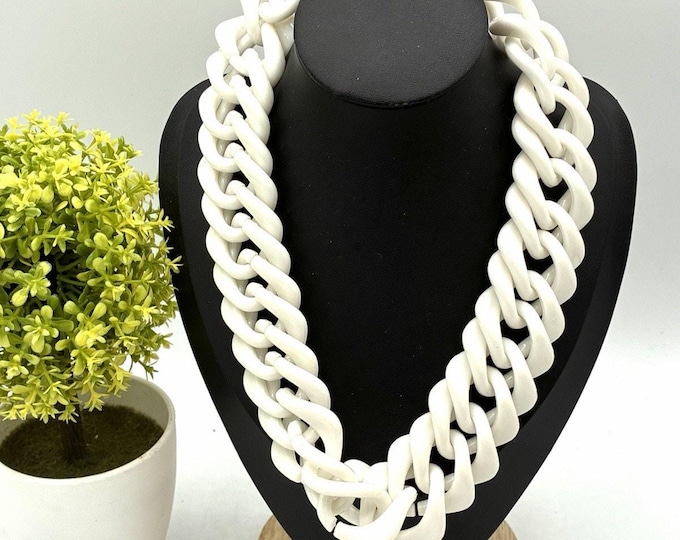 Vintage White Chunky Plastic Chain Necklace 16” Mod Retro Statement Jewelry