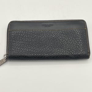 Cartera de piel texturizada con cremallera completa en acordeón de EUC Coach, color negro y interior marrón