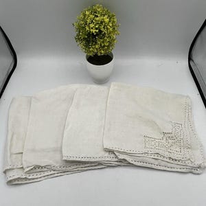 Servilletas de lino antiguo, juego de 4, inserciones de esquina de ganchillo filet, ribete de ganchillo.
