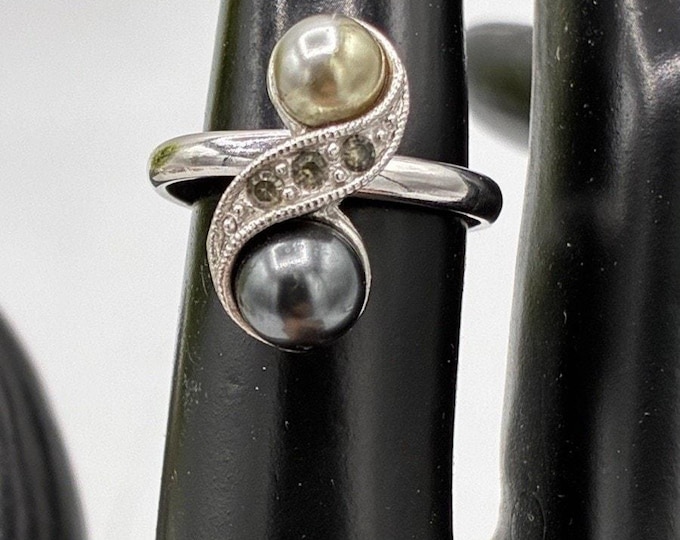 Sarah Coventry Signed Pearl Bypass Ring – Silver Tone Rhinestone Vintage
