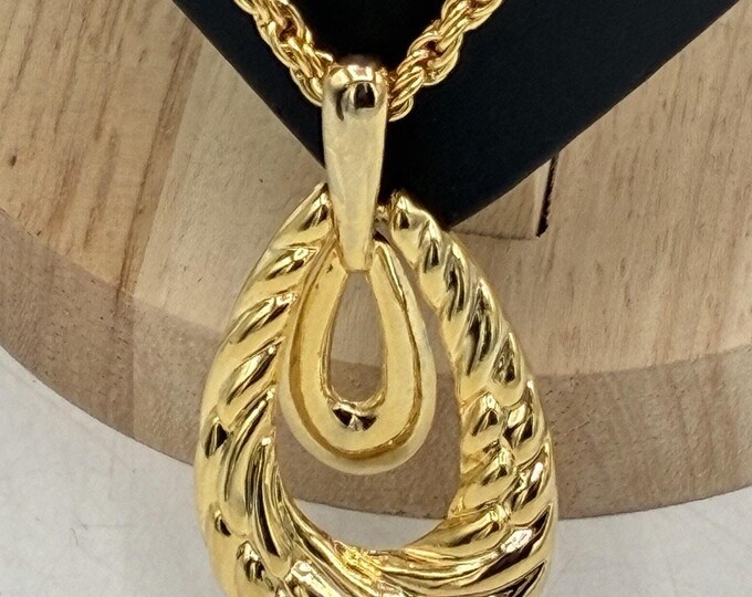 Vintage Gold Tone Chunky Twisted Rope Teardrop Pendant Rope Chain Necklace 24in