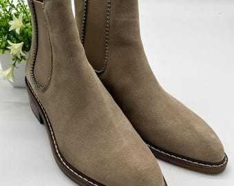Botines Chelsea Coach Bowery Bead de ante color beige tostado, talla 6B
