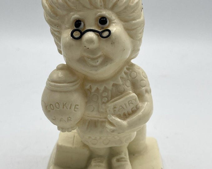 Vtg 73’ W & R Berries Co “Sweet And Special Grandma” Figurine W Cookie Gift 6”