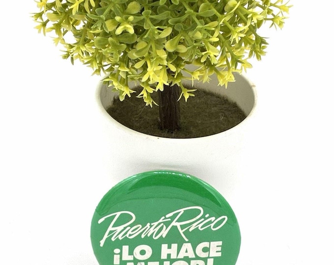 Vintage Puerto Rico Lo Hace Mejor Green Promotional Pinback Button Travel Souvenir