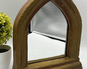 Espejo de mesa con marco de resina y arco gótico de R.M. Kulicke, firmado, de 25 cm (10 pulgadas), estilo vintage.