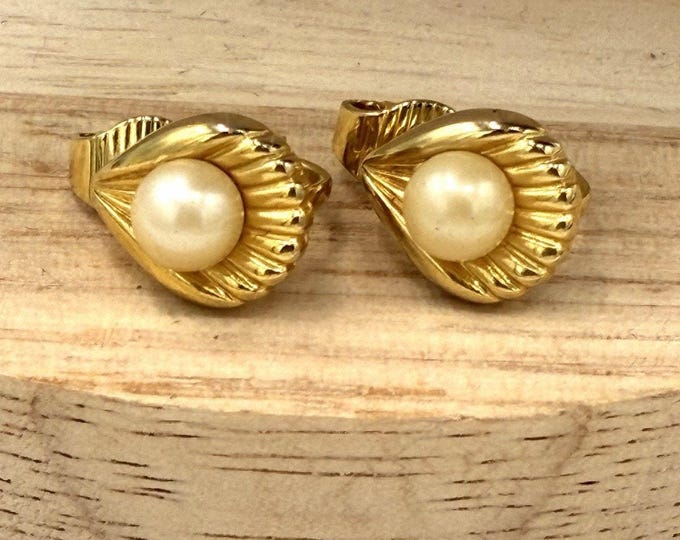 Vintage Goldtone Ribbed Shell Fan Faux Pearl Clip On Earrings Mid Century