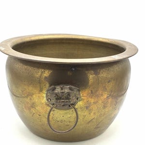 Jardinera vintage de latón de 29 cm con asas de anillo y máscara de león. Maceta grande.