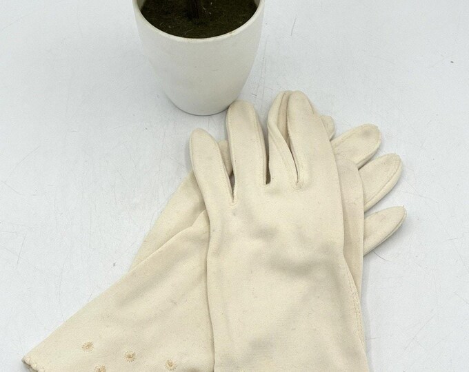 Vintage Ivory Cream Cotton Dress Gloves Embroidered Daisy Scalloped Cuff 1950s