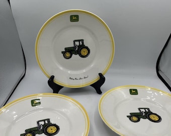 Set med 3 JOHN DEERE Gibson 9” salladstallrikar med traktorlogotyp och vit/gul kant