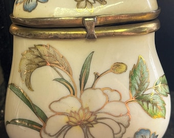 Caja de baratijas de porcelana Sandra Pailet con bisagra de latón, diseño floral dorado, azul y verde, 7,6 cm (3 pulgadas)