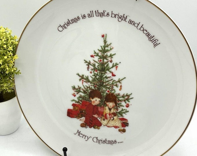Vtg 1975 Merry Christmas Holiday Edition Plate Holly Hobbie Bright & Beautiful