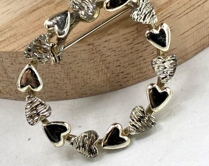 Vintage Signed Gerrys Circle Wreath Brooch Silver Tone Heart Links Pin