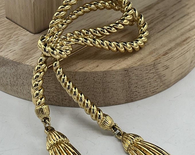 Unsigned Vintage Avon Decorative Tassel Pin Brooch Gold Tone Knotted Rope-Look