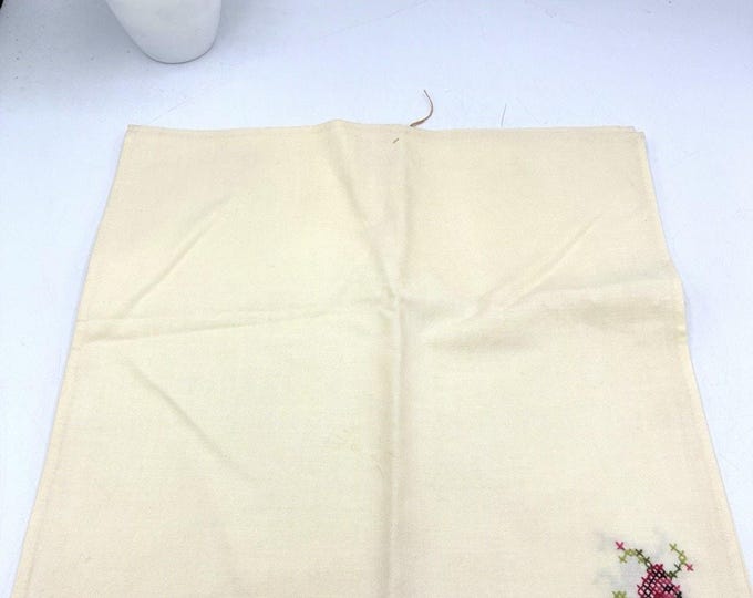 Set 4 Vintage Hand Embroidered Linen Luncheon Napkins 10.5” Unused