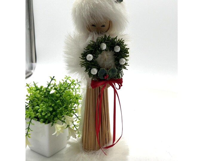 Vintage Handmade Straw Lady Figurine Fluffy White Hair Holly Wreath Christmas 10"