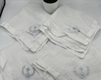 Servilletas de lino blanco vintage con bordado de corona floral y dobladillo cosido (juego de 4)