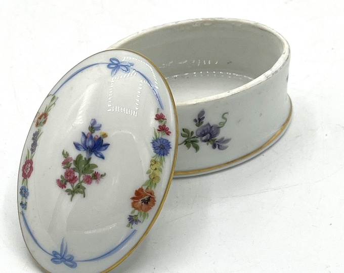 Vintage Kaiser West Germany Porcelain Oval Trinket Box Gold Trim Floral 3x1"