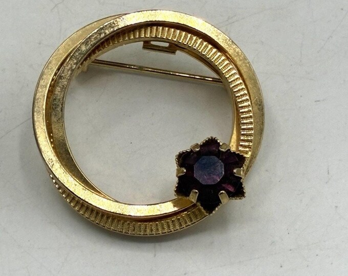 Vintage Gold Tone Circle Brooch Purple Amethyst Rhinestone Accent 1.5”