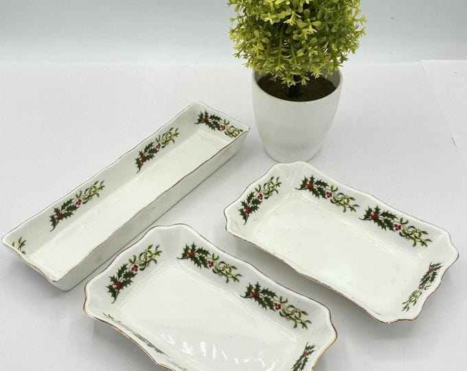Vintage Bone China Holly Berry Trinket Dishes Set of 3 Gold Trim Taiwan Christmas