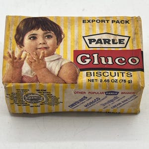 以下が含まれることがあります： ヴィンテージのParle Glucoビスケットの箱。 縦縞模様の黄色いパッケージには、子供の画像、ブランド名、「EXPORT PACK」の文字が印刷されています。 正味重量は75gです。