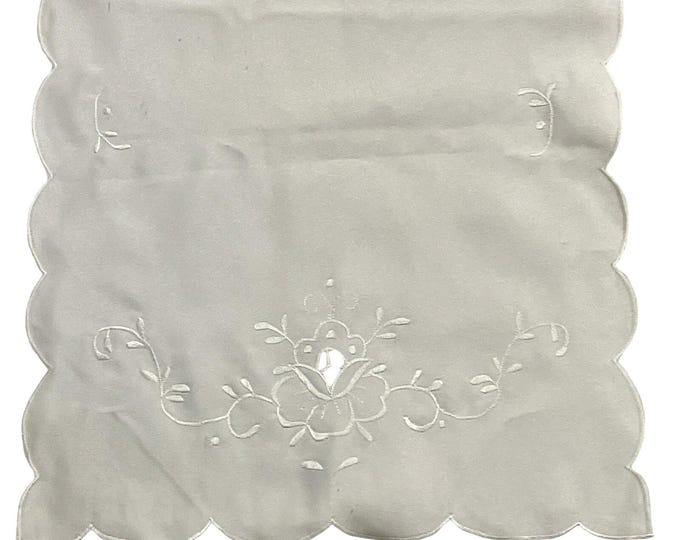 Vintage White Embroidered Eyelet Floral Table Runner Scalloped Hem 70x13