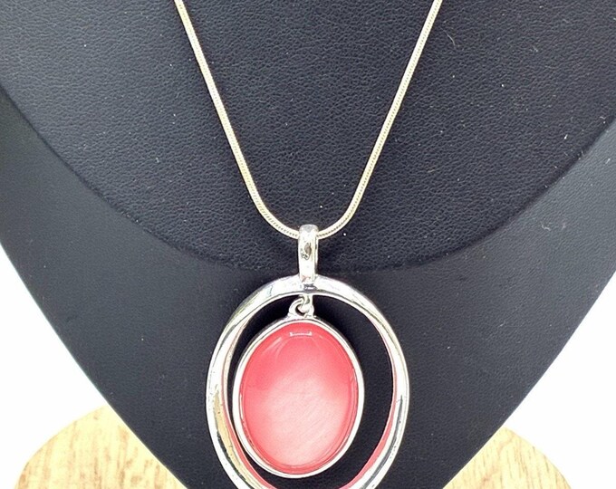 Vintage 15” Silver Tone Pink Cabochon Pendant Necklace Oval Mod Retro Jewelry