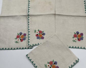 Juego de 4 servilletas de lino vintage bordadas a mano con diseño floral en punto de cruz, estilo rústico campestre.