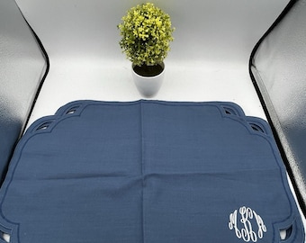 Zestaw 6 podkładek lnianych z monogramem, niebieskie, wycinane, faliste obramowanie, inicjał MS