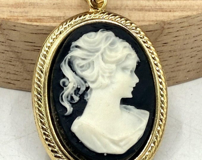 Vintage Black White Cameo Pendant Goldtone Rope Frame Portrait 1.5in