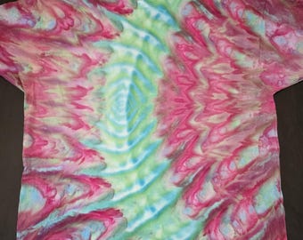 Koszulka z nadrukiem tie-dye inspirowana shibori, dostępna na zamówienie w rozmiarach od L do 2XL