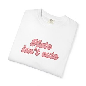 Camiseta "El odio no es lindo" - Camiseta feminista con letras rosas y burbujas