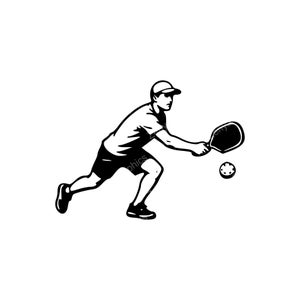 Può includere: Illustrazione in bianco e nero di una persona che gioca a pickleball. Il giocatore indossa un berretto, pantaloncini e scarpe sportive, oscillando una racchetta verso una palla. Immagine di design grafico, adatta ai prodotti sportivi.