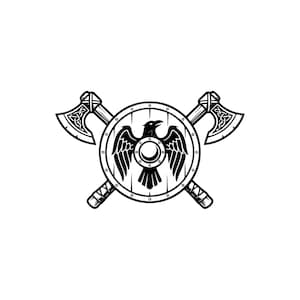 Op de afbeelding: Zwart-wit Viking-embleem met een schild met een raaf, gekruiste bijlen en decoratieve details. De bijlen bevinden zich achter het schild, waardoor een symmetrisch ontwerp ontstaat. De raaf heeft gespreide vleugels.