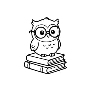 Può includere: Illustrazione in bianco e nero di un gufo dei cartoni animati con gli occhiali, appollaiato su una pila di due libri. Il gufo ha un aspetto studioso, suggerendo un tema di educazione o apprendimento.