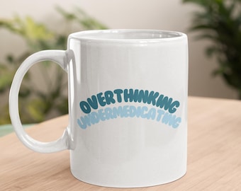 Regalo divertido para la salud mental, humor sobre pensar demasiado y medicación insuficiente, tazas de café para mujeres, tazas divertidas, regalo para la ansiedad, tazas de autocuidado.