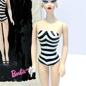 1994 Hallmark Barbie Ornament – 1959 Debut Edition – New Collector’s Series Ornament is Mint Condition (comes with Box) Vintage