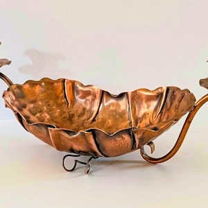 Bol porte-bougie en cuivre martelé - Cuivre grégorien du milieu du siècle.