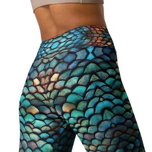 Könnte beinhalten: Blaue, grüne und orange Leggings mit einem Schuppenmuster.