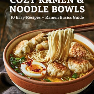 Peut inclure: Un livre de cuisine numérique intitulé COZY RAMEN & NOODLE BOWLS 10 Easy Recipes + Ramen Basics Guide. La couverture montre un bol en céramique rempli de ramen, de raviolis, d'un œuf mollet et d'oignons verts, avec des baguettes.