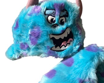 Disfraz de Sulley de Monsters, Inc. de Disney Store, incluye sombrero y guantes de peluche, talla 7/10 años. Nuevo con etiqueta.