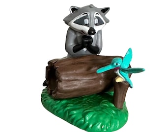 Figura de PVC de Pocahontas Meeko y Flit en un tocón de Disney Store, 1,5"