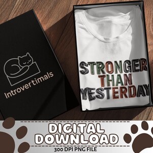 Más fuerte que ayer PNG, cita vintage oxidada, texto grunge 3D, diseño de sublimación, descarga digital para camiseta/taza