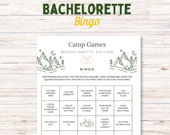 Può includere: Un cartoncino del gioco del Bingo per addio al nubilato a tema campeggio. La scheda presenta una griglia di frasi come "Indossi il rosa" e "Hai avuto un'avventura di una notte". Le parole "Bachelorette Bingo" sono in alto.