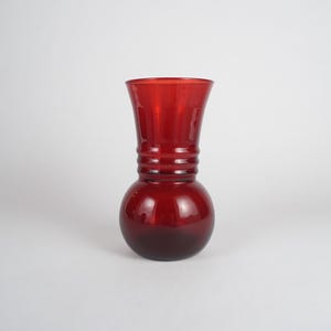 Anchor Hocking Royal Ruby Red Vase – 6 Inch Vintage Glass Vase with Ribbed Neck