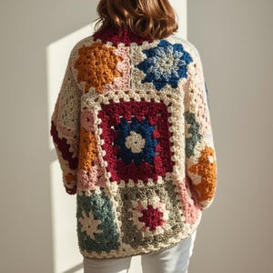 Wzór na szydełkowy kardigan w stylu boho ze słonecznikami i motylami