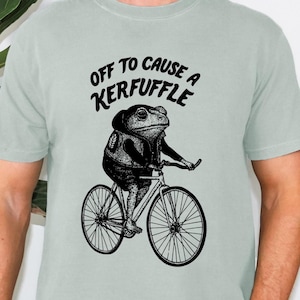 Aus, um ein Kerfuffle Frosch-T-Shirt zu verursachen, Komfort-Farben Hipster-Frosch-Shirt, Froschreitfahrrad-T-Stück, Froschmeme-T-Stück