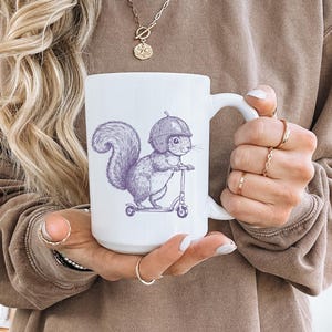 Taza de ardilla scooter, taza de café de bellota, regalo para amantes de las ardillas, linda criatura del bosque, divertida ardilla listada