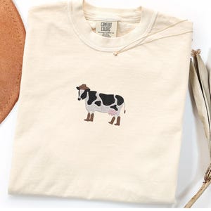 Maglietta con ricamo di mucca cowboy, mucca con stivali, colori comodi, regalo con ricamo a tema fattoria per uomo e donna